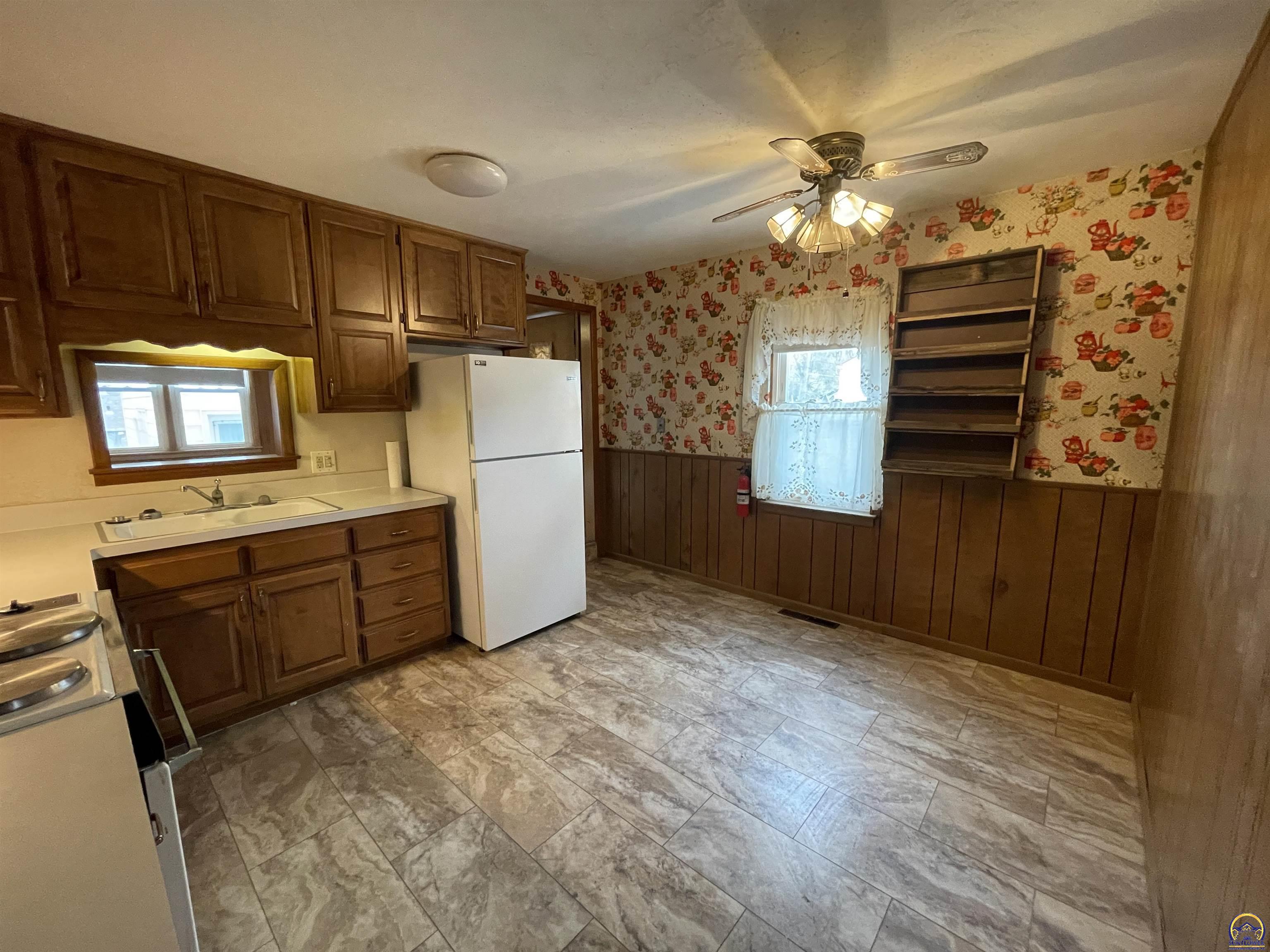 1906 Southeast Illinois Avenue Topeka, KS 66607 - Photo 6 of 26