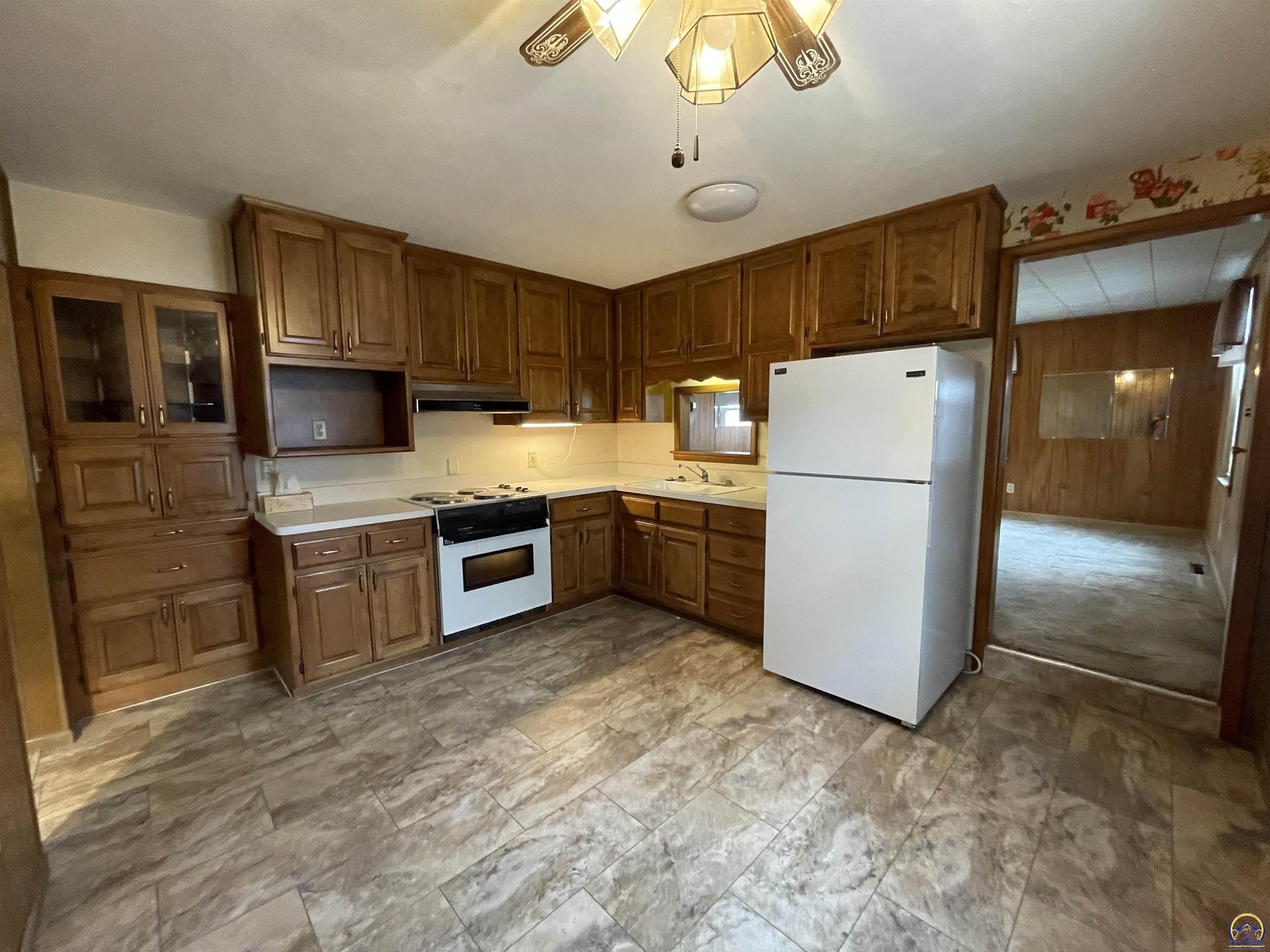 1906 Southeast Illinois Avenue Topeka, KS 66607 - Photo 7 of 26