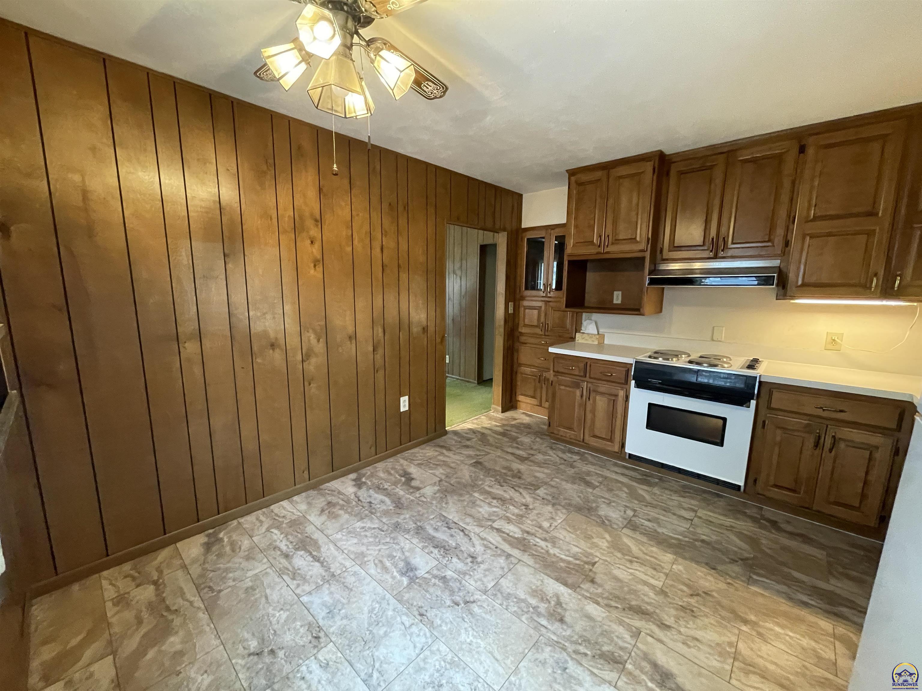 1906 Southeast Illinois Avenue Topeka, KS 66607 - Photo 8 of 26