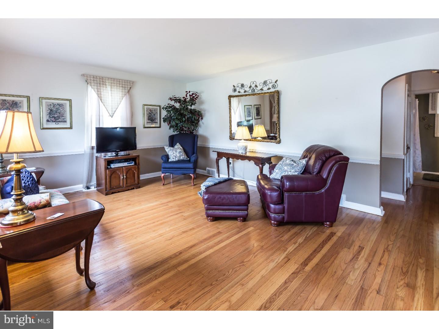 483 Granite Terrace Springfield, PA 19064 - Photo 2 of 20 Living Room