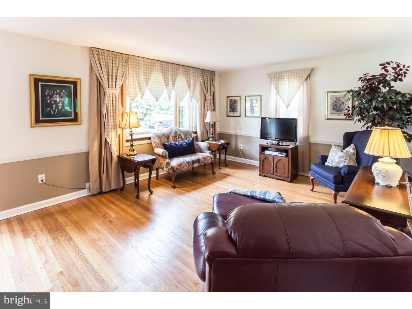 483 Granite Terrace Springfield, PA 19064 - Photo 5 of 20 Living Room