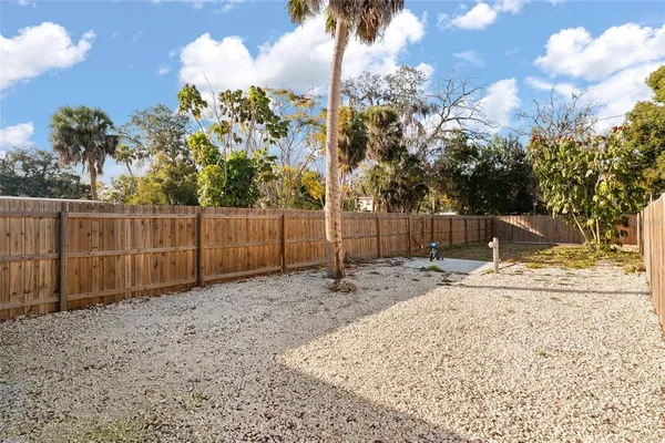 a view of a backyard