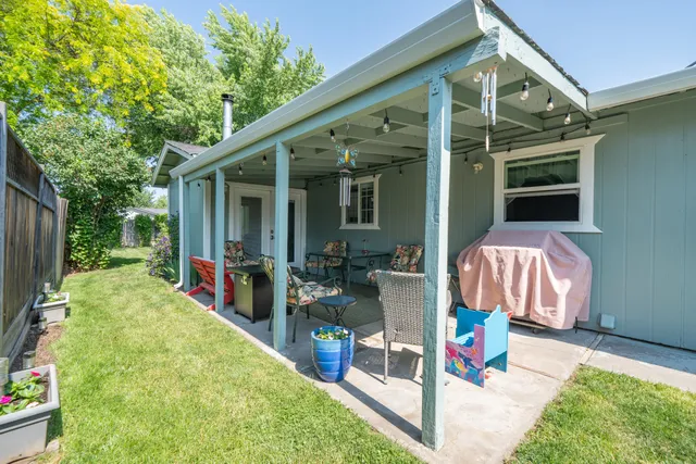 a view of back yard of the house