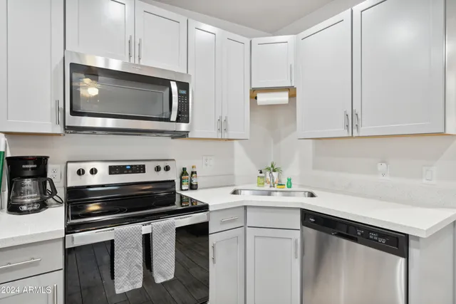 $999,000 | 914 South Kenwood Circle, Tempe, AZ 85281