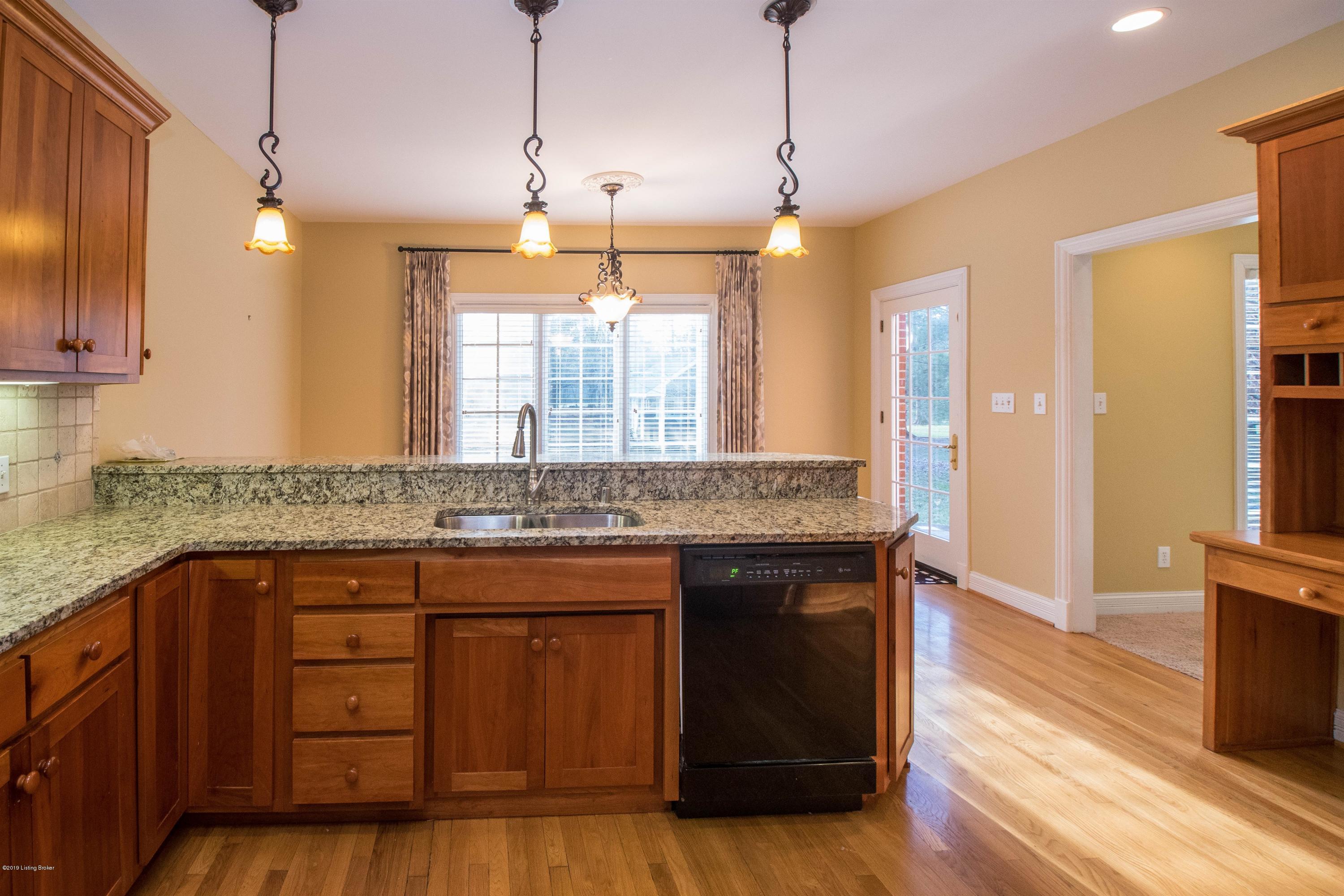 7 Anchorage Pointe Anchorage, KY 40223 - Photo 23 of 62 022_KitchenDining