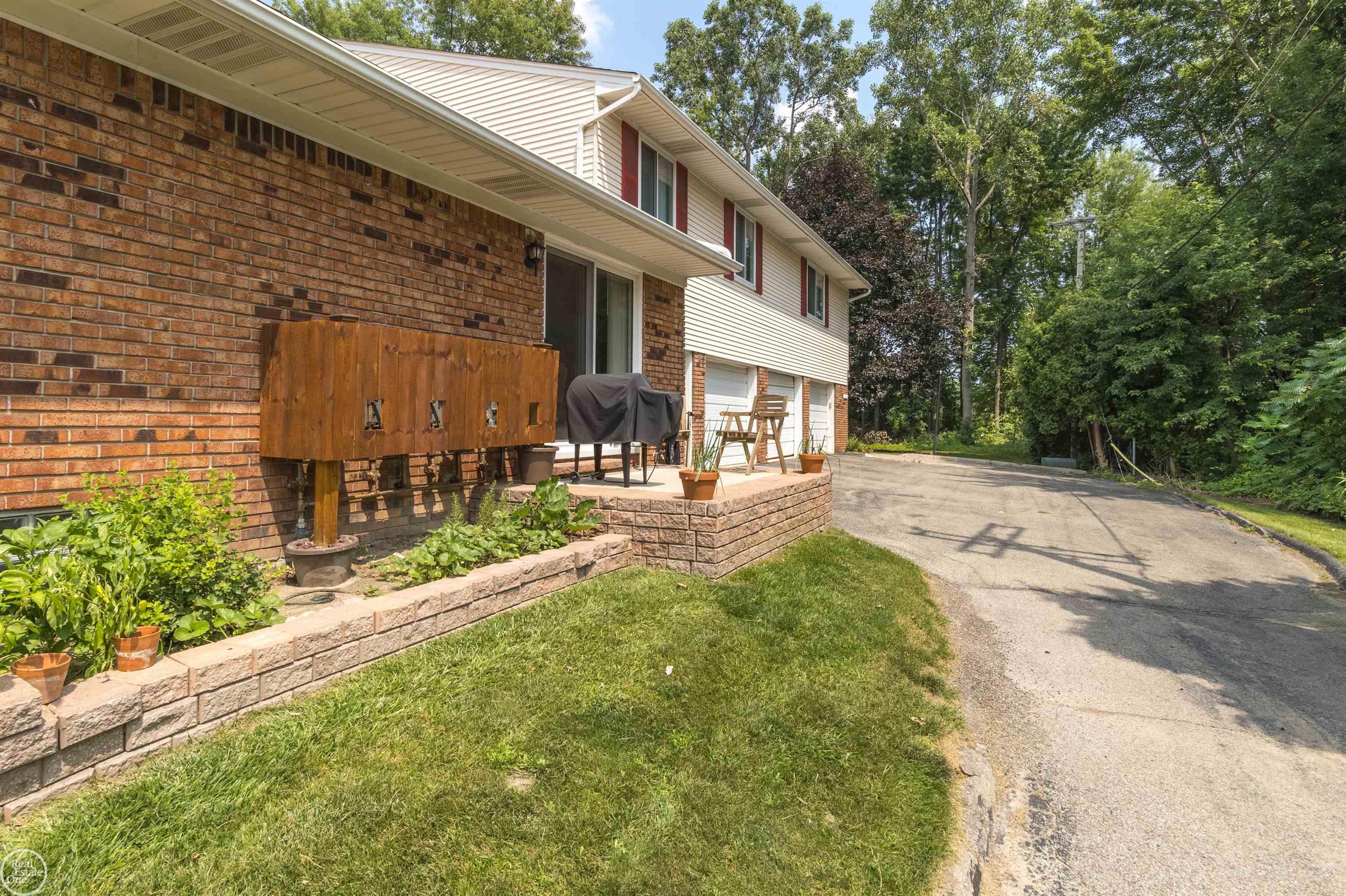 51180 South Foster Road New Baltimore, MI 48047 - Photo 41 of 46 50117415-40.JPG