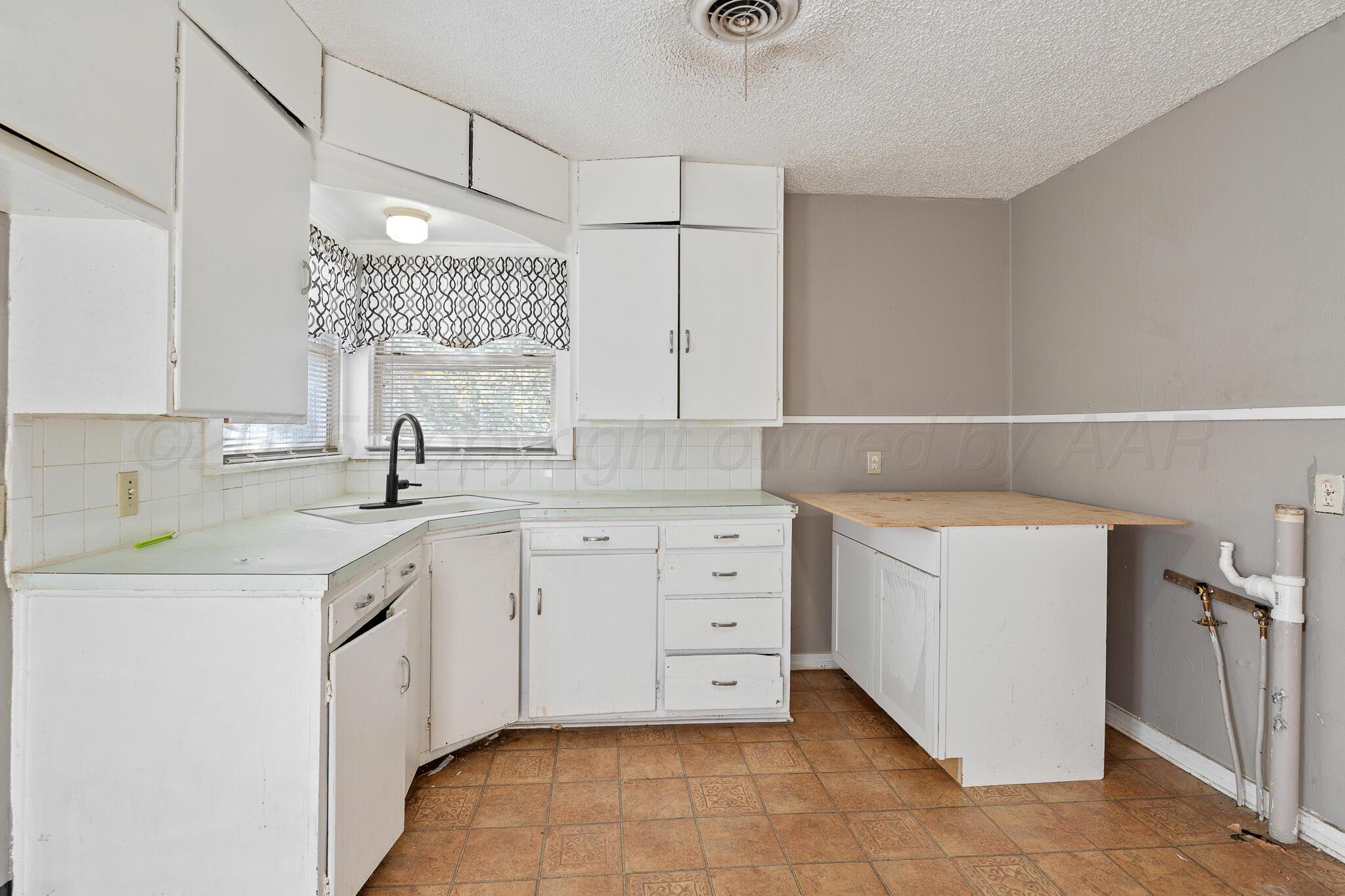 4243 Southwest 14th Avenue Amarillo, TX 79106 - Photo 6 of 22 4243 SW 14th Ave-10