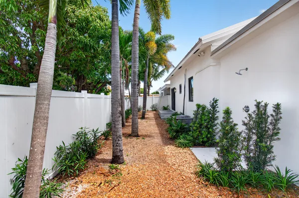 $4,300 | 517 Northwest 1st Street, Delray Beach, FL 33444