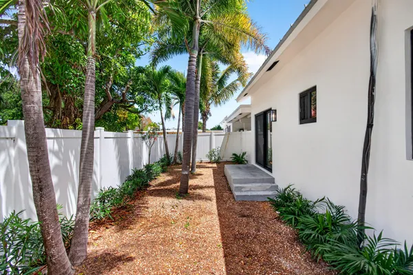 $4,300 | 517 Northwest 1st Street, Delray Beach, FL 33444