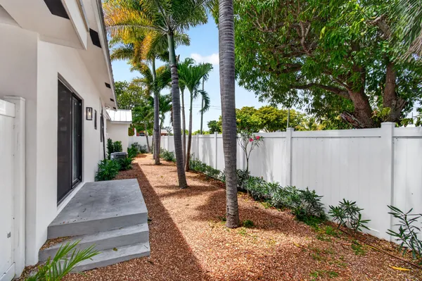 $4,300 | 517 Northwest 1st Street, Delray Beach, FL 33444