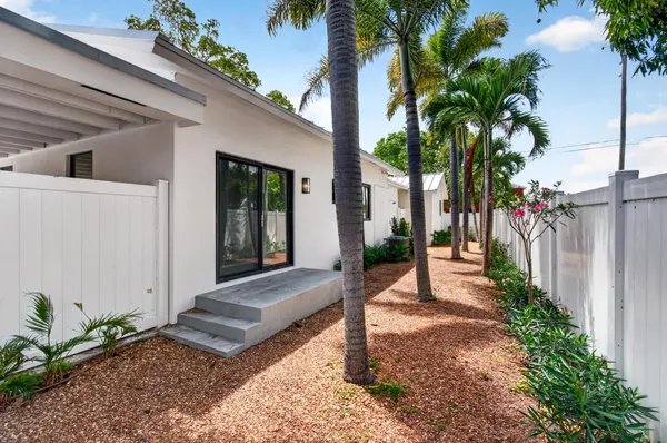 $4,300 | 517 Northwest 1st Street, Delray Beach, FL 33444