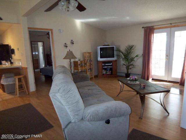 1904 Butte Road Blakeslee, PA 18610 - Photo 5 of 12 Living Room
