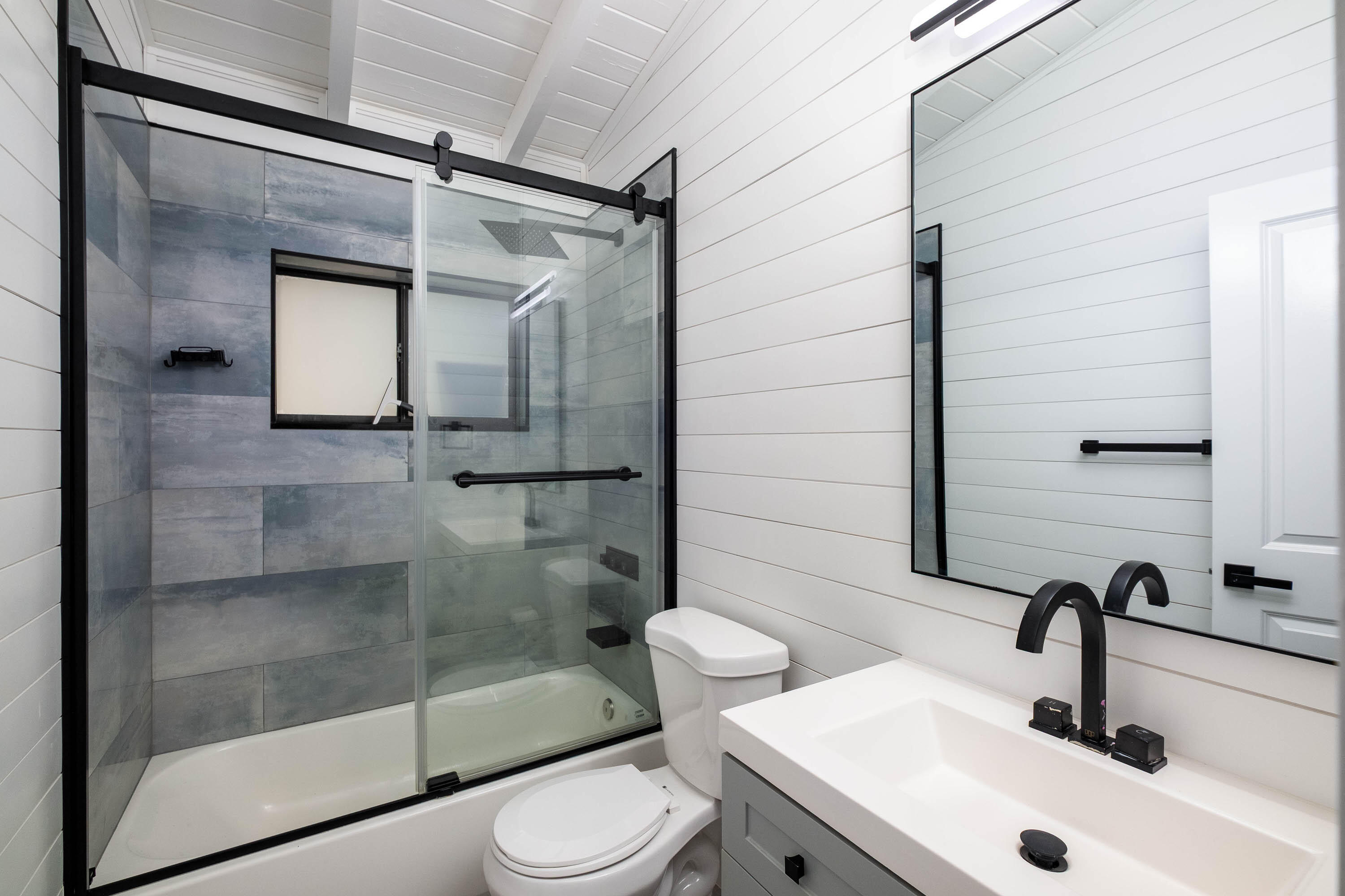 147 Plantation Avenue Tavernier, FL 33070 - Photo 25 of 55 Guest Bathroom