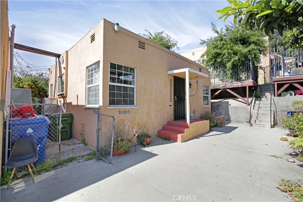 2001 Berkeley Avenue Los Angeles, CA 90026 - Photo 11 of 40 a bedroom with a bed and a potted plant