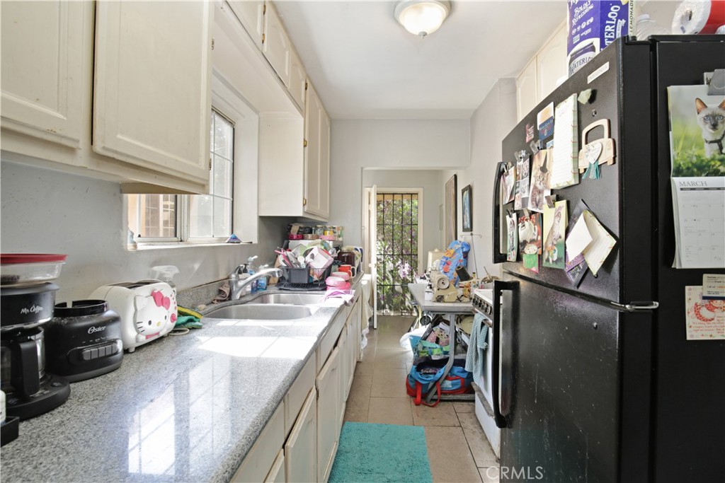 2001 Berkeley Avenue Los Angeles, CA 90026 - Photo 15 of 40 a very nice looking room with a large window