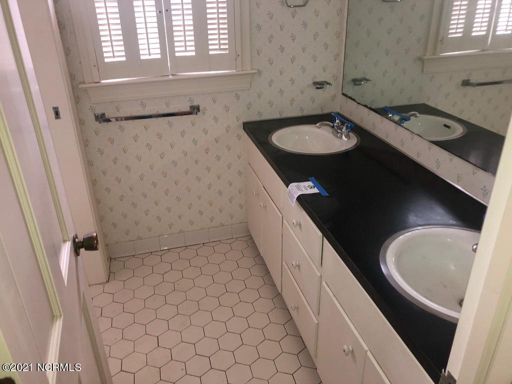 309 Lawson Road Washington, NC 27889 - Photo 12 of 14 BATHROOM 2