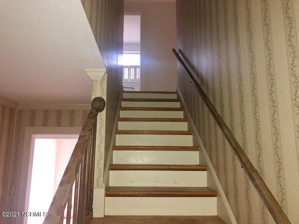309 Lawson Road Washington, NC 27889 - Photo 10 of 14 STAIRWAY