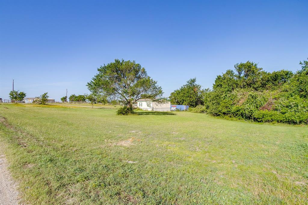 127 Lelon Lane Springtown, TX 76082 - Photo 3 of 31