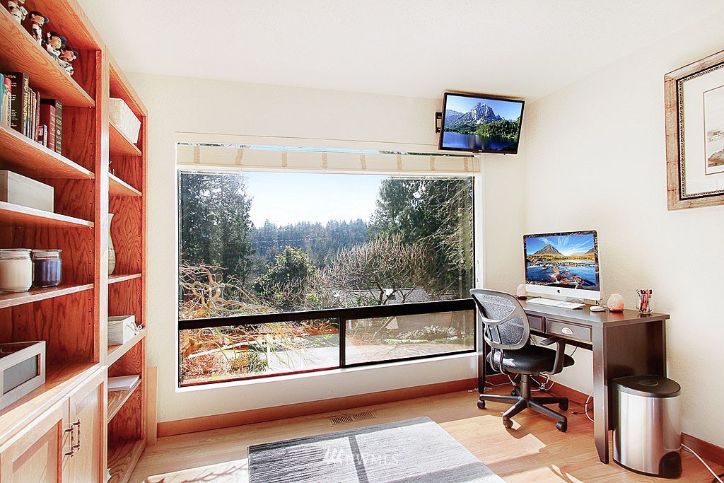 19434 Southeast May Valley Road Issaquah, WA 98027 - Photo 13 of 36 Gallery Image 13