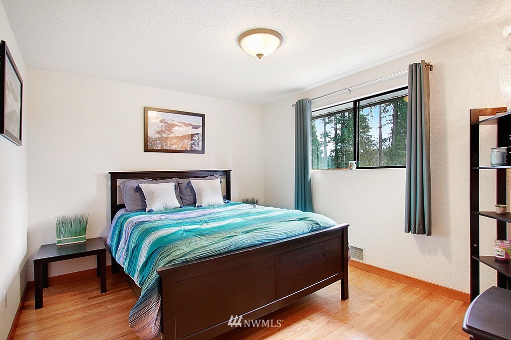 19434 Southeast May Valley Road Issaquah, WA 98027 - Photo 15 of 36 Gallery Image 15