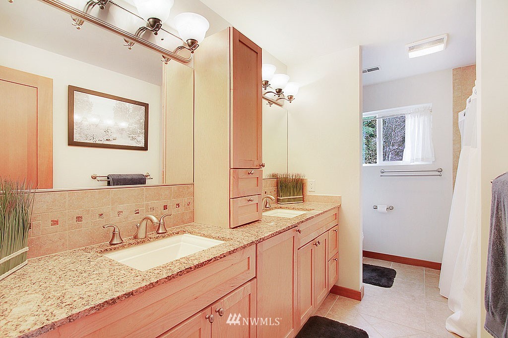 19434 Southeast May Valley Road Issaquah, WA 98027 - Photo 17 of 36 Gallery Image 17
