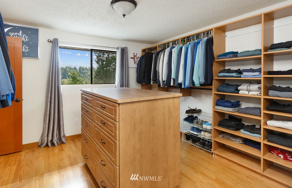 19434 Southeast May Valley Road Issaquah, WA 98027 - Photo 19 of 36 Gallery Image 19