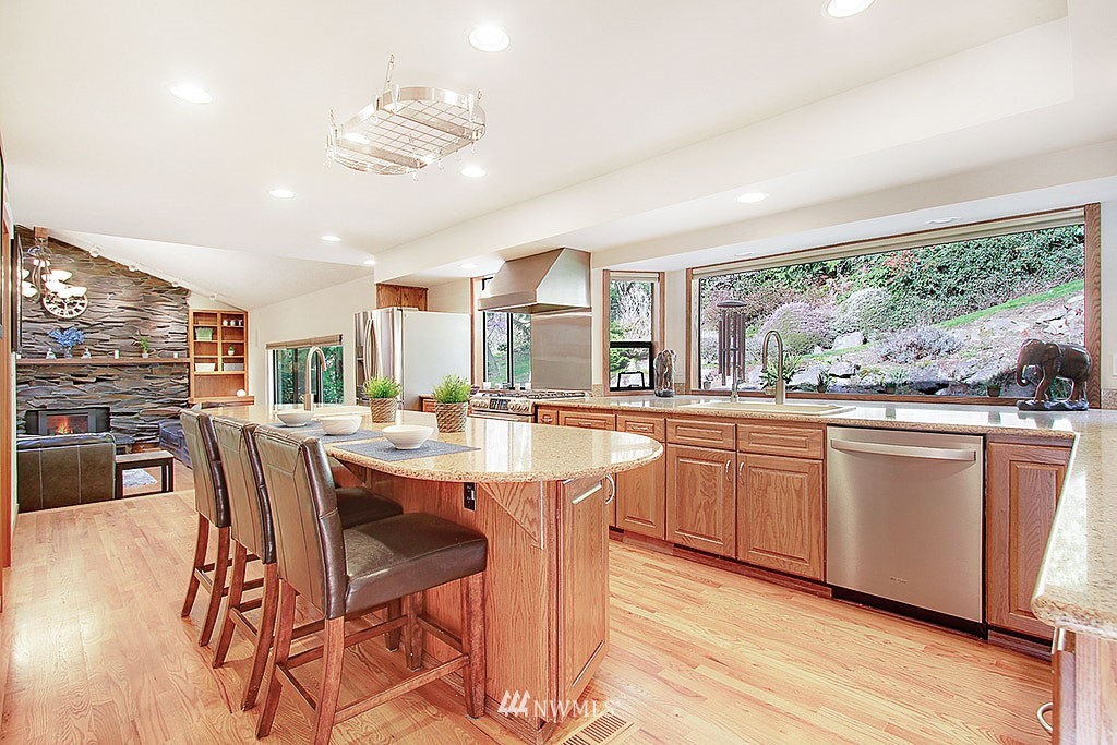 19434 Southeast May Valley Road Issaquah, WA 98027 - Photo 7 of 36 Gallery Image 7
