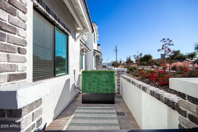 a view of a big room with closet