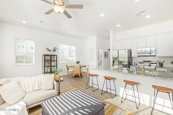 $2,050 | 3230 East Thomas Road, Unit 124, Mesa, AZ 85213