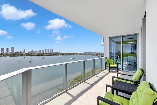 $1,995,000 | 17111 Biscayne Boulevard, Unit 909, North Miami Beach, FL 33160