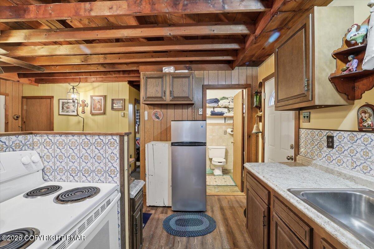 47 Red Wing Path Gouldsboro, PA 18424 - Photo 26 of 51 a kitchen with a sink and refrigerator