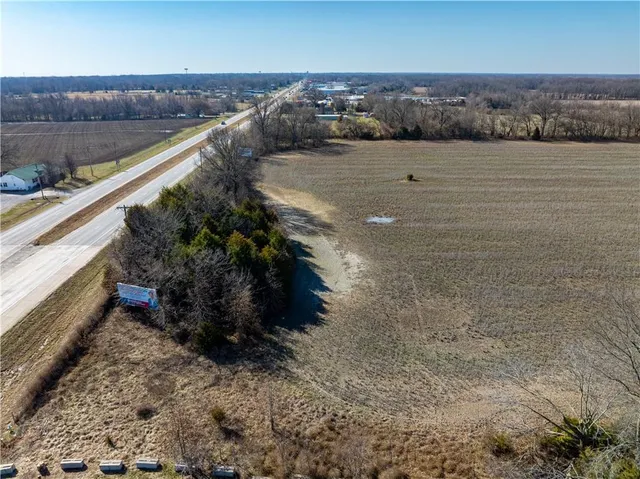 $250,000 | 69 North N Highway, Frontenac, KS 66763