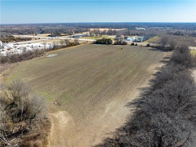 $250,000 | 69 North N Highway, Frontenac, KS 66763