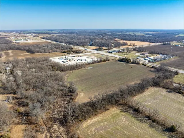 $250,000 | 69 North N Highway, Frontenac, KS 66763