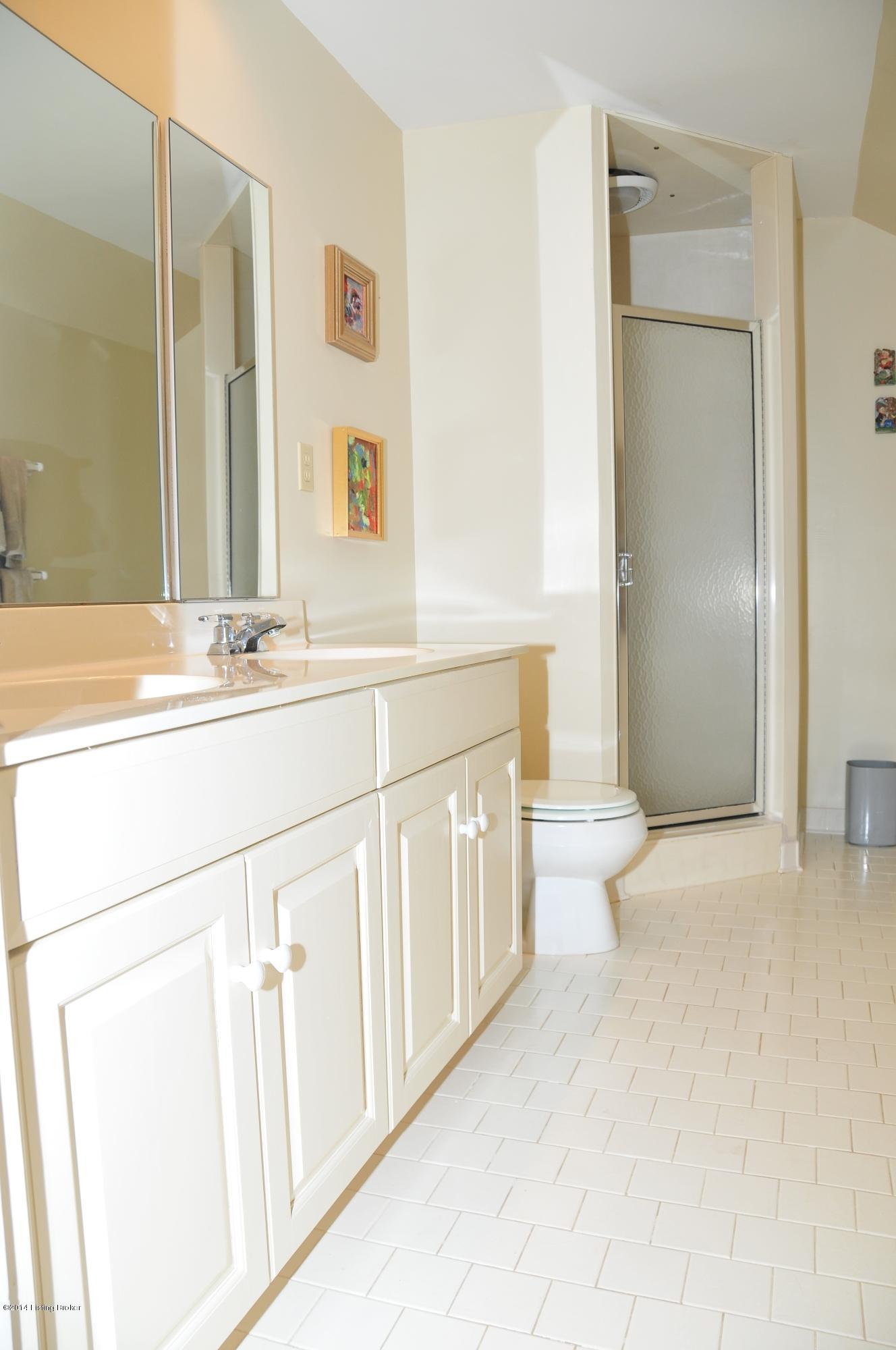 5303 Hempstead Road Louisville, KY 40207 - Photo 17 of 20 2nd floor full bath