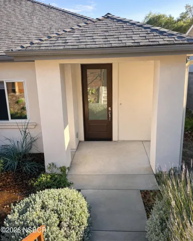 a view of entryway with backyard