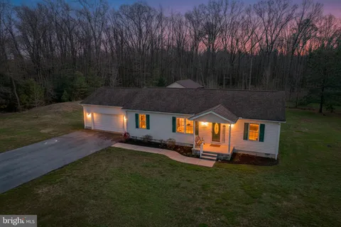 a view of a back yard