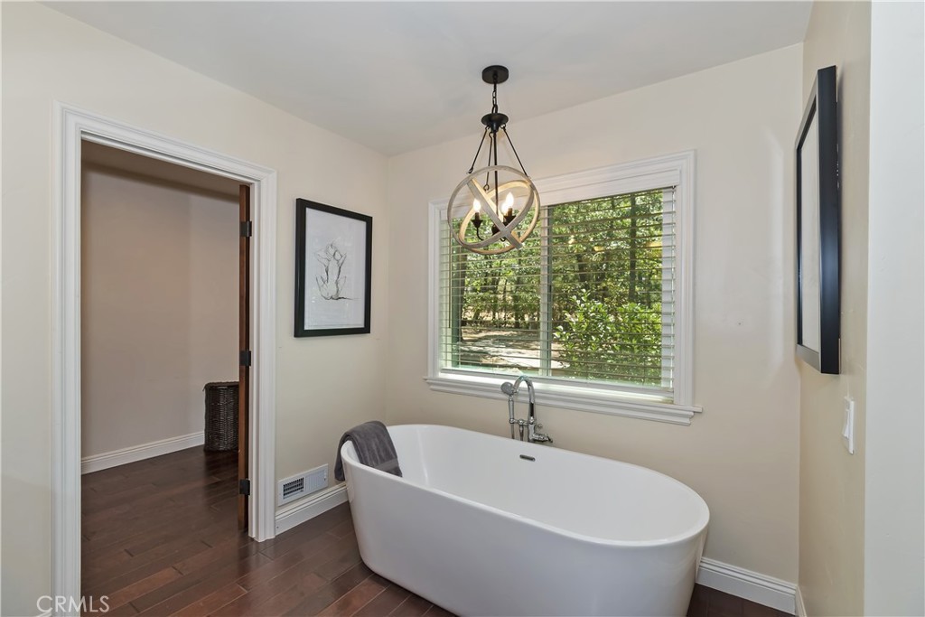 28411 North Shore Road Lake Arrowhead, CA 92352 - Photo 28 of 66 a spacious bathroom with a bathtub and shower