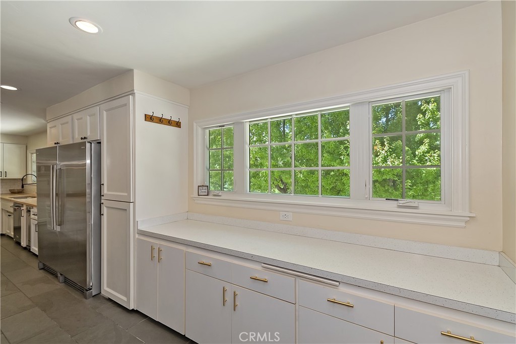 28411 North Shore Road Lake Arrowhead, CA 92352 - Photo 43 of 66 Laundry