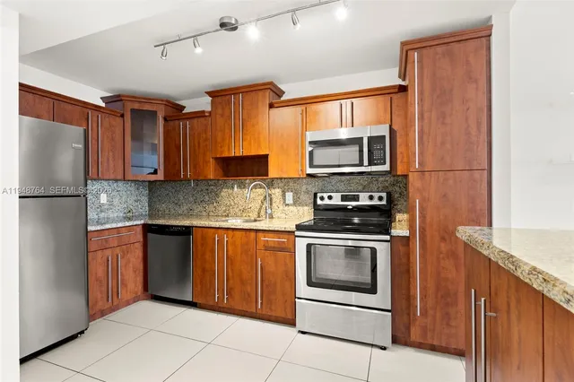 $2,800 | 4101 Pine Tree Drive, Unit 1420, Miami Beach, FL 33140