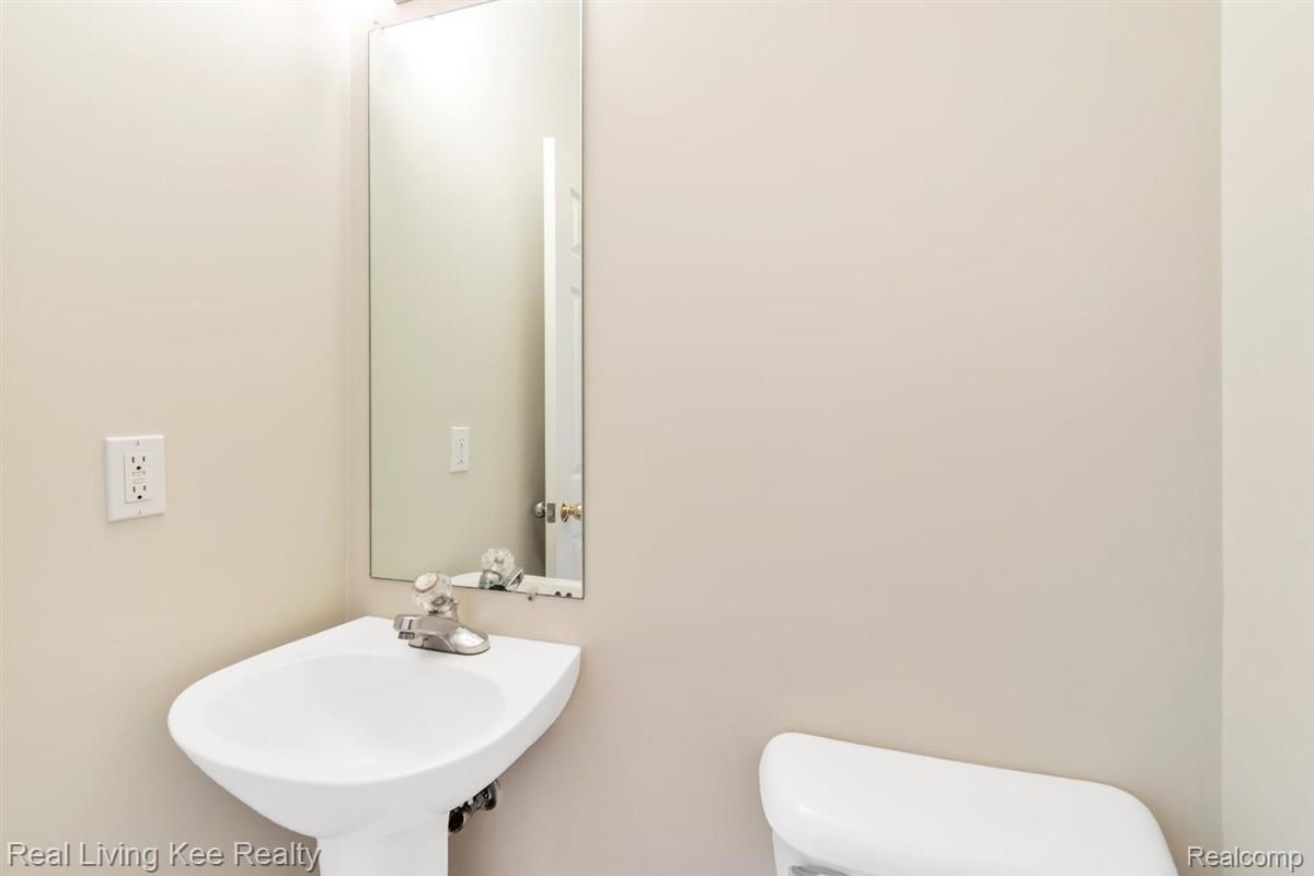 82 Eagle Ridge Road Lake Orion, MI 48360 - Photo 23 of 44 21-82-Eagle-Ridge-Rd-WindowStill-Re.jpg