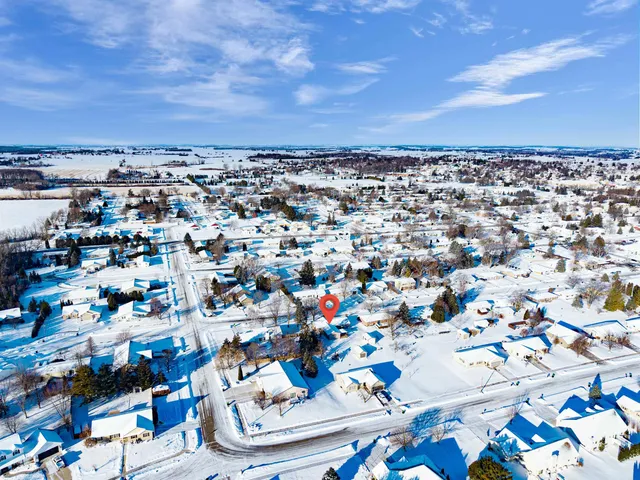 $304,900 | 1506 Coolidge Street, New Holstein, WI 53061