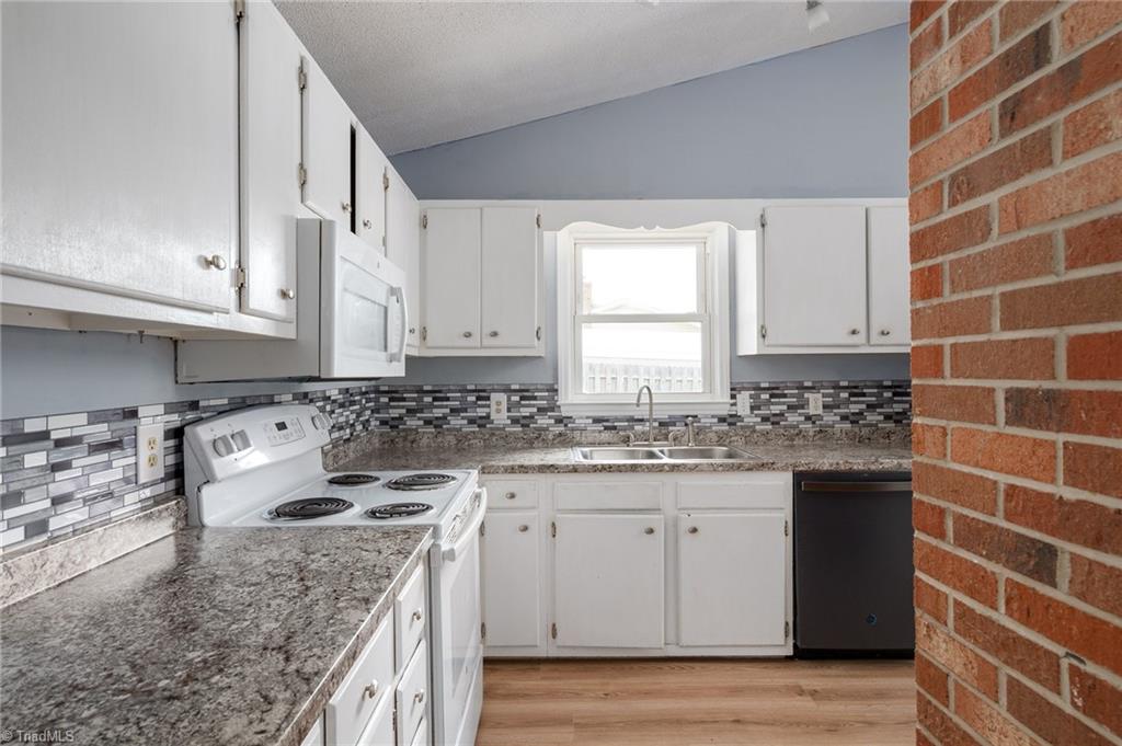 3606 Edgefield Road Greensboro, NC 27409 - Photo 2 of 41 kitchen