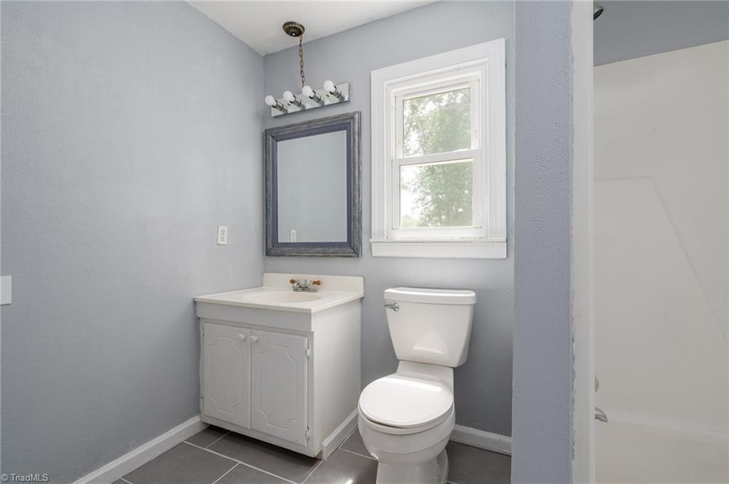 3606 Edgefield Road Greensboro, NC 27409 - Photo 23 of 41 Hallway bathroom