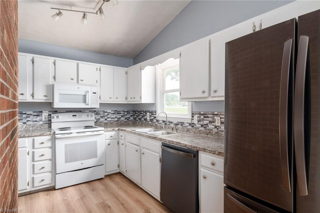 3606 Edgefield Road Greensboro, NC 27409 - Photo 3 of 41 New counter tops