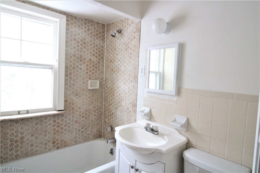 3643 Randolph Road Cleveland, OH 44121 - Photo 5 of 27