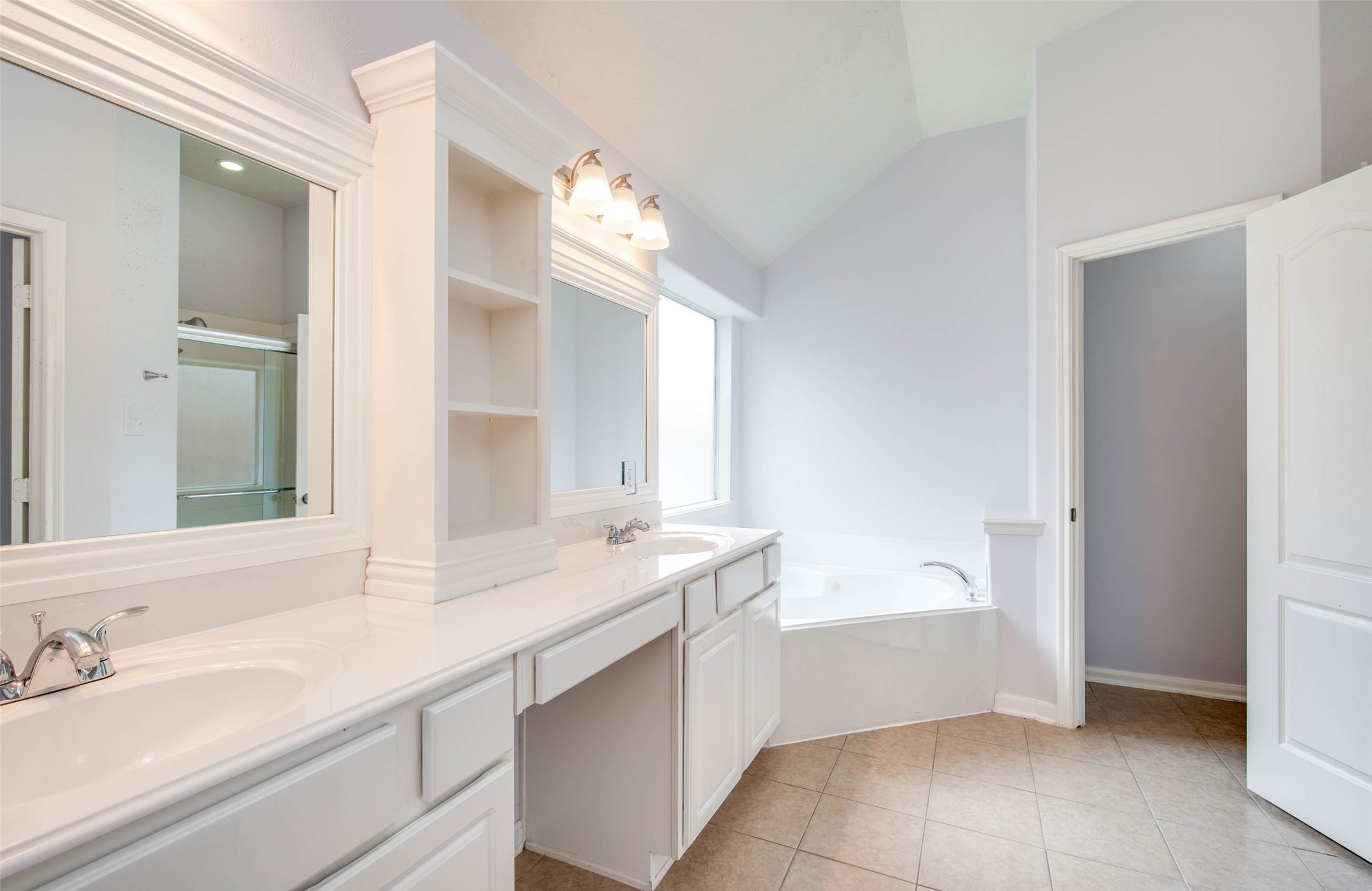 9323 Hillhaven Court Rosenberg, TX 77469 - Photo 26 of 37 a bathroom with a sink a mirror and a bathtub