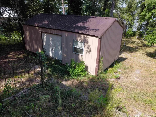 a view of a back yard