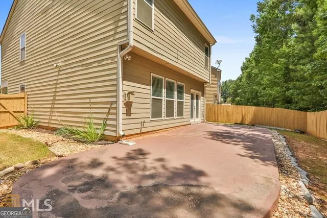 a view of a house with a backyard