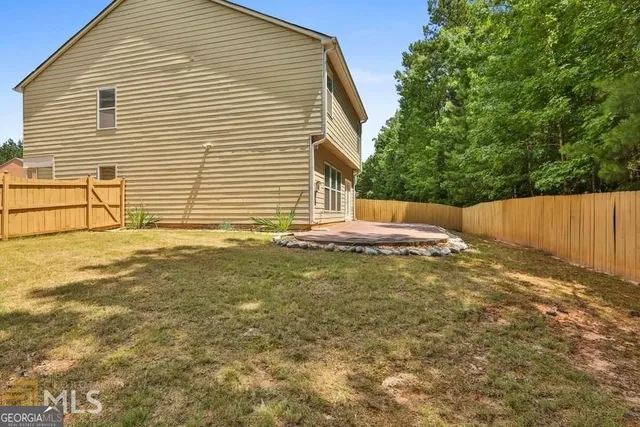 a view of a backyard